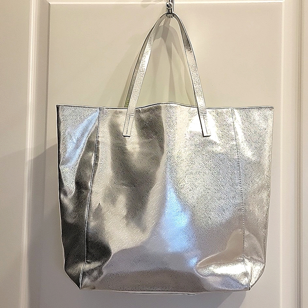 🍃 Clinique metalic silver tote shimmer bag